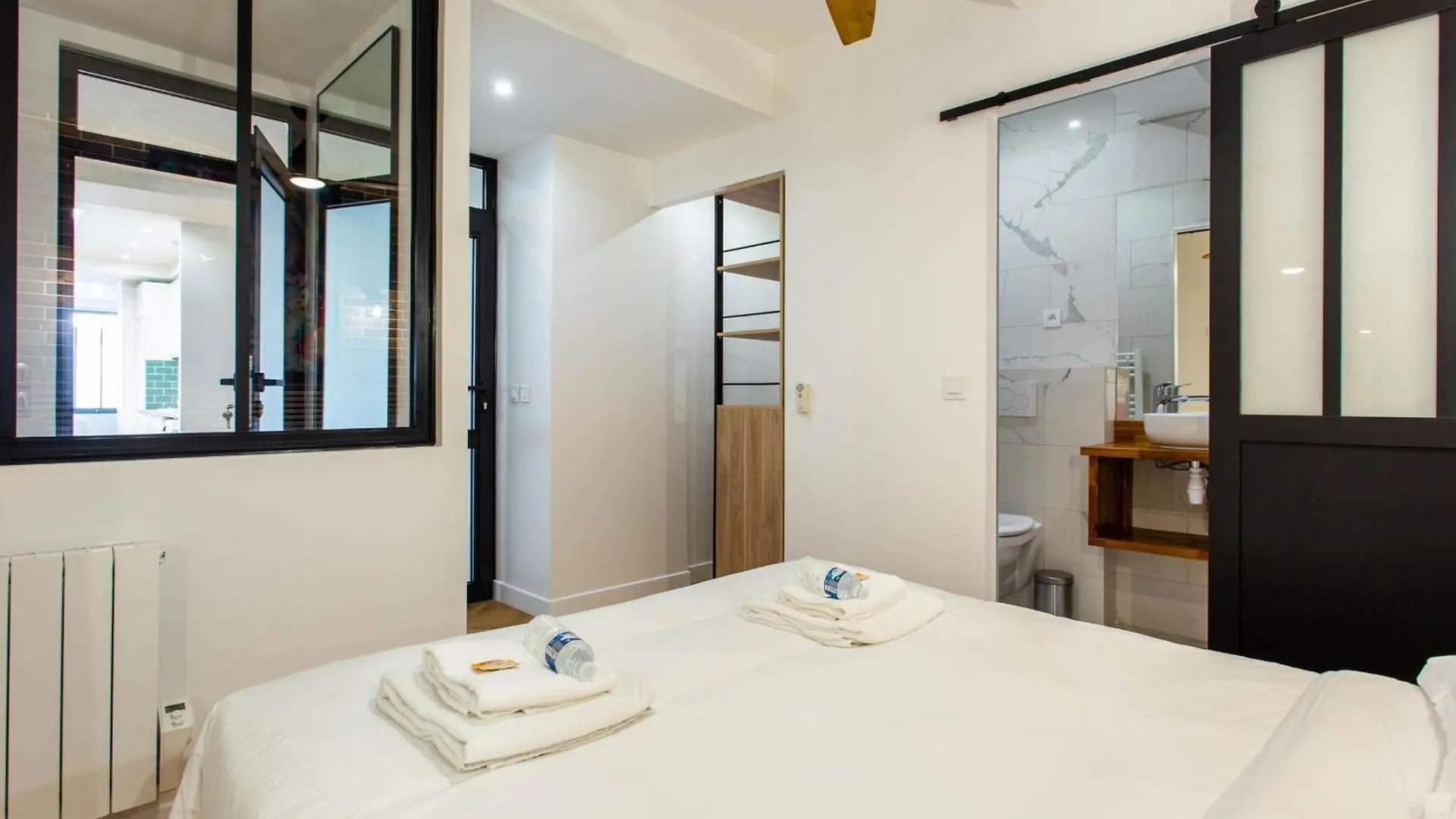 Stunning Apartment - 3Br-10P - Bastille-Voltaire Parijs Frankrijk